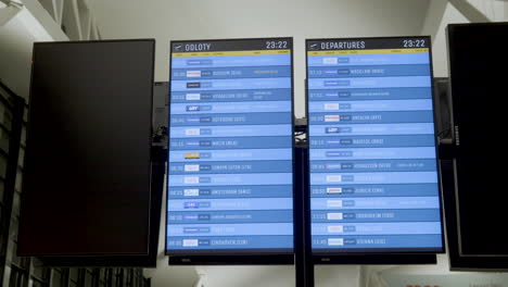 Pantalla-De-Información-De-Salida-En-El-Aeropuerto-De-Gdansk.