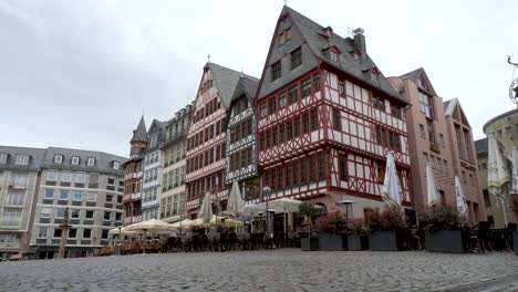 Toma-Amplia-En-ángulo-Bajo-De-Un-Edificio-Tradicional-En-Frankfurt,-Alemania,-En-Un-Día-Nublado