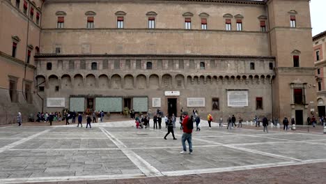 Ángulo-Bajo:-Gente-En-El-Exterior-De-La-Biblioteca-Salaborsa-En-Bolonia,-Italia