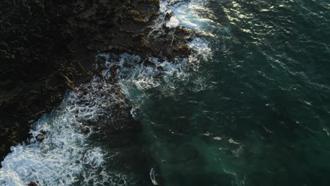 Eine-Drohne-Neigt-Sich-Zu-Einem-Blick-Von-Oben-Nach-Unten-Auf-Die-Wellen-Am-Ufer-Eines-Sandstrandes,-Oahu,-Hawaii
