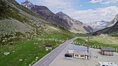 Vuelo-Aéreo-Pasando-Por-La-Torre-Del-Teatro-Julier-En-El-Paso-De-Julier-En-El-Cantón-De-Grisones,-Suiza