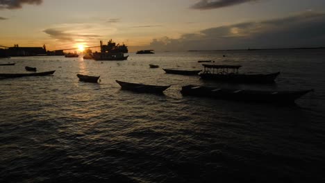 Rio-Amazonien-Amazonas-Im-Bundesstaat-Santarem-Para-Brasilien-Boot-Vertäut-Bei-Sonnenuntergang