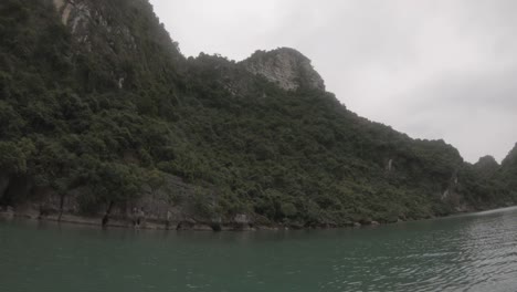 Una-Isla-En-La-Bahía-De-Halong-En-Vietnam,-Capturada-Con-Una-Gopro-Desde-Un-Kayak