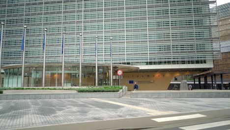 Banderas-De-La-Unión-Europea-Y-Cartel-De-La-UE-En-La-Entrada-Del-Edificio-Berlaymont-De-La-Sede-De-La-Comisión-Europea
