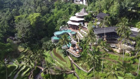 Cretya-Ubud-Von-Alas-Harum,-Ein-Luxuriöser-Tagesclub-Auf-Bali-Mit-Infinity-Pool-Inmitten-Von-Reisterrassen-Und-üppigem-Tropenwald