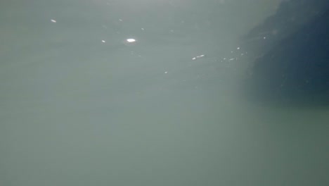 Unterwasseransicht-Eines-Kajakpaddels,-Das-Durch-Trübes-Wasser-Gleitet