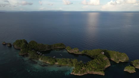 Direktaufnahme-Eines-Sees-Mit-Kleinen-Inseln-Im-Letzten-Paradies-Raja-Ampat,-Indonesien