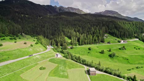 Atemberaubende-Luftaufnahme-Von-Grünen-Feldern-Und-Waldbäumen-In-Cadras,-Schweiz