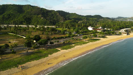Atemberaubende-Küstenlandschaft-Von-Kuta-Beach-In-Der-Nähe-Von-Mandalika-An-Einem-Tropischen-Tag-In-Lombok,-Indonesien