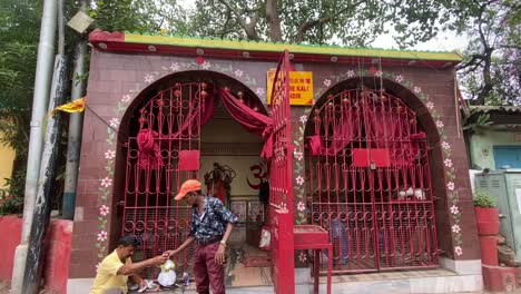 People-worshiping-Kali-goddess-in-a-Kali-temple-in-China-town,-Kolkata