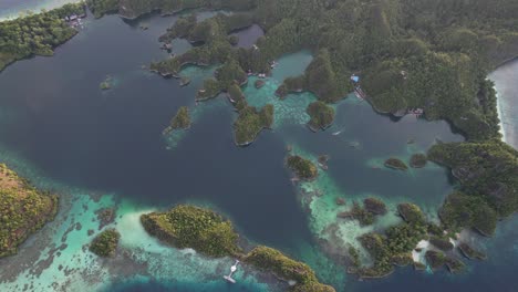 Höhenaufnahme-Wunderschöner-Inseln-In-Piaynemo,-Raja-Ampat,-Indonesien