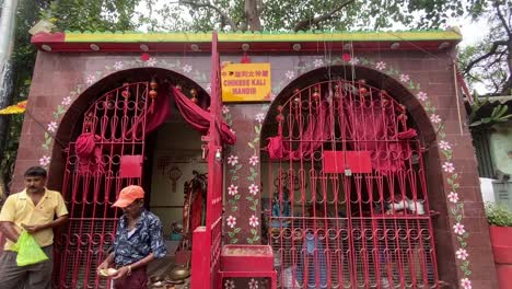 Menschen-Beten-Im-Chinesischen-Kali-Mandir-In-China-Town,-Kalkutta