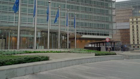 Cartel-De-La-Ue-En-La-Entrada-Del-Edificio-Berlaymont-De-La-Sede-De-La-Comisión-Europea,-Toma-Cinematográfica