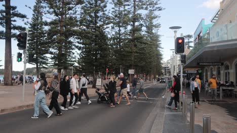 Männliche-Menschenmenge-Corso-Wochenende-Menschen-Einkaufen-Sydney-Australien