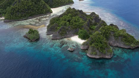 Fascinante-Vista-Alrededor-De-La-Isla-Tropical-Con-Altas-Formaciones-Rocosas,-Arrecifes-De-Coral-Y-Agua-Turquesa-En-El-último-Paraíso-De-Raja-Ampat-Indonesia