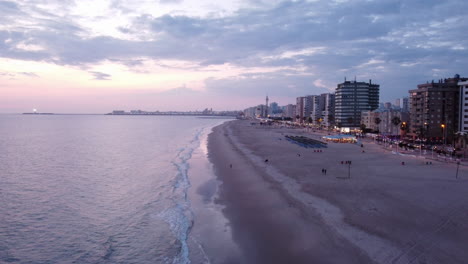 Playa-Y-Ciudad-De-Cádiz,-Antena-De-Puesta-De-Sol-De-Cielo-Rosa