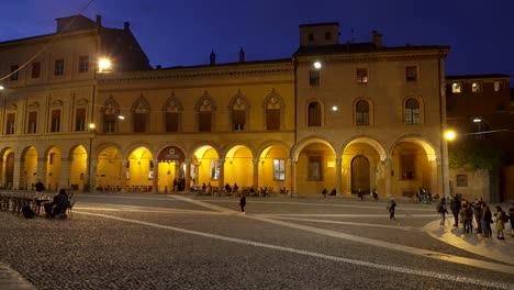 Weitwinkelaufnahme-Von-Menschen,-Die-Nachts-Auf-Der-Piazza-Santo-Stefano-In-Bologna,-Italien,-Stehen