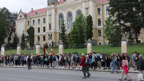 Hungarian-Catholics-on-Csíksomlyó-Pilgrimage-walking-past-Márton-Áron-National-College
