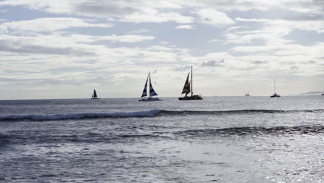 Wellen-Und-Boote-Auf-Dem-Waikiki-Meer
