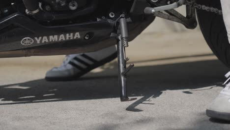 Zeitlupenaufnahme-Eines-Fahrers,-Der-Sein-Yamaha-Fahrrad-Auf-Den-Fußständer-Stellt
