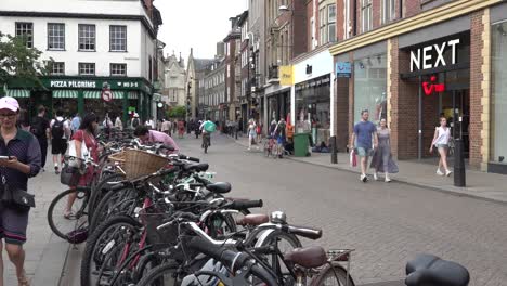 La-Gente-Camina-Y-Anda-En-Bicicleta-Por-Sidney-Street-En-Cambridge,-Reino-Unido