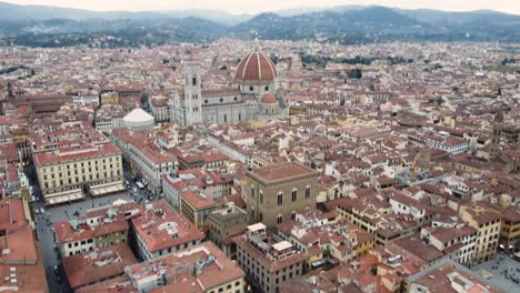 Vista-De-La-Catedral-De-Florencia-Con-Edificios