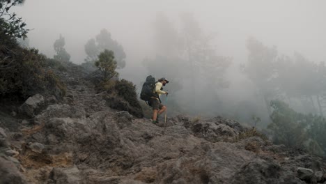 Hombre-Con-Mochila-Y-Bastones-De-Trekking-Escalando-En-La-Caminata-Del-Volcán-Acatenango-En-Guatemala,-América-Central