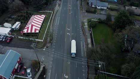 Einem-Leichten-Lastwagen-Auf-Der-Straße-Folgen