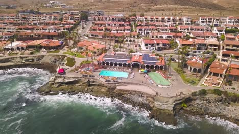 Blick-Von-Einer-Drohne,-Die-Vom-Meer-Auf-Rosarito-Eigentumswohnungen-In-Baja-California,-Mexiko,-Fliegt