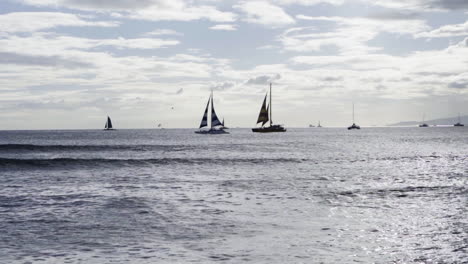 Wellen-Und-Boote-Auf-Dem-Waikiki-Meer