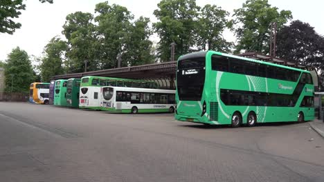 Los-Autobuses-Esperan-En-La-Estación-Central-De-Autobuses-De-Cambridge,-Reino-Unido