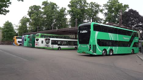 Busse-Warten-Am-Zentralen-Busbahnhof-In-Cambridge,-Großbritannien