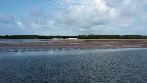 Dolly-In-Einer-Luftdrohnenaufnahme-Nähert-Sich-Einer-Natürlichen-Sandbank-In-Der-Tropischen-Guaraíras-Lagune-Mit-Ausflugsbooten,-Sonnenschirmen-Und-Imbisswagen-Für-Touristen-In-Tibau-Do-Sul,-Brasilien-In-Rio-Grande-Do-Norte