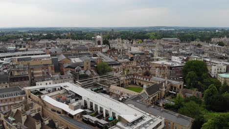 Drone-shot-flying-over-Cambridge-city-centre-in-Cambridgeshire,-UK