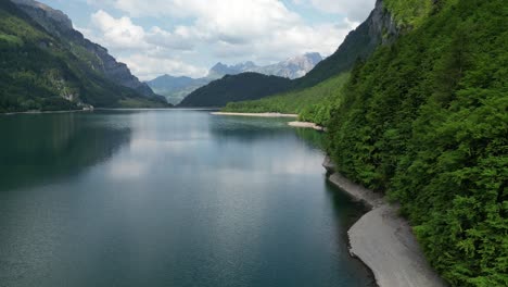 Hermoso-Paisaje-De-Suiza-De-Lago,-Montañas-Y-Bosques,-Antena