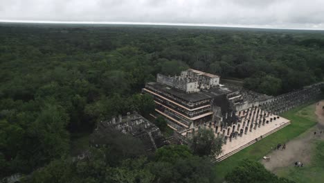 Aeriel-Fliegt-über-Alte-Ruinen-Chichen-Itza-Drohnendschungel-Mexiko