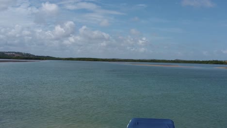 Dolly-In-Einer-Luftdrohnenaufnahme,-Die-An-Kleinen-Motorbooten-Vorbeifährt,-Die-Bei-Ebbe-In-Tibau-Do-Sul,-Brasilien,-In-Rio-Grande-Do-Norte-An-Einer-Großen-Sandbank-Der-Guaraíras-Lagune-Angedockt-Sind,-An-Einem-Warmen,-Sonnigen-Sommertag