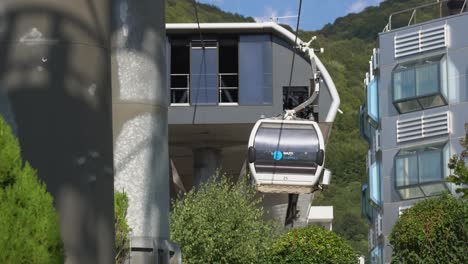 Aerial-tramway-car-in-Albania,-Dajti-Ekspres-leaves-mountain-station