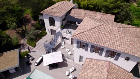 Aerial-revealing-shot-of-a-luxury-villa-with-a-private-pool-in-the-south-of-France