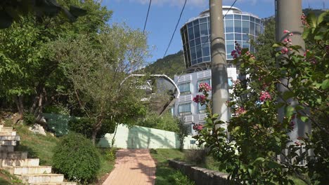 Estación-De-Teleférico-En-La-Montaña-En-Albania,-Infraestructura-Turística.