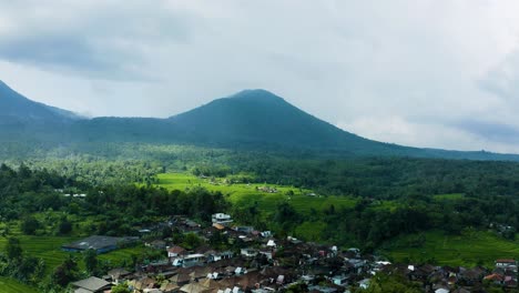 Montaña-Masiva-Con-Vistas-A-La-Ciudad-En-Bali,-Indonesia