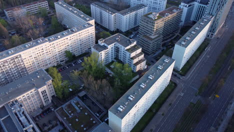 Bloques-De-Apartamentos-De-Alemania-Oriental-En-La-Ciudad-De-Berlín,-ángulo-Alto-Aéreo