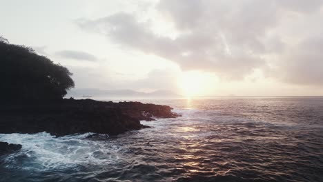 Luftdramatischer-Sonnenuntergang-über-Dem-Meer-Auf-Der-Insel-Bali-In-Indonesien