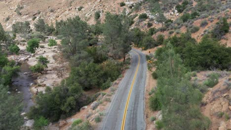 Siguiendo-La-Carretera-De-Montaña-99-En-Kernville-California