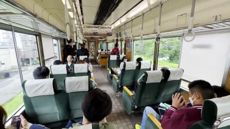 Los-Viajeros-Que-Viajan-Dentro-Del-Jr-Haruka-Express-En-Kyoto,-Japón