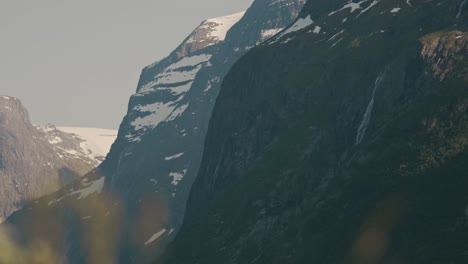 Bordes-De-Montaña-Con-Nieve-Cerca-Del-Lago-Lovatnet-En-Noruega,-Vista-Estática