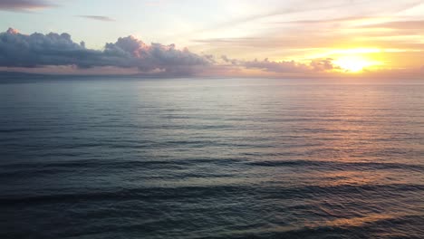 Exotische-Landschaft-Aus-Meer,-Wolken-Und-Sonnenuntergang,-Luftaufnahme