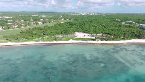 Drone-panning-shot-of-Sargazo-in-Playa-Blanca,-Punta-Cana,-Dominican-Republic