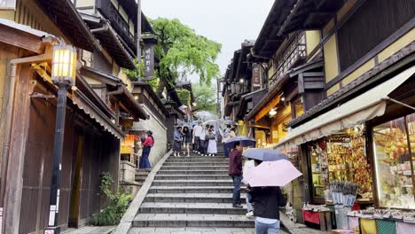 Rainy-Day-in-Kyoto,-Tourists-Stroll-Ninenzaka-and-Sannenzaka-with-Umbrellas