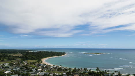 Toma-Aérea-De-Establecimiento-De-La-Comunidad-De-La-Playa,-Isla-De-Oahu,-Hawaii